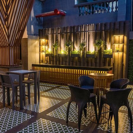 Park Inn By Radisson,South Delhi Neu-Delhi Exterior foto The bar at the hotel