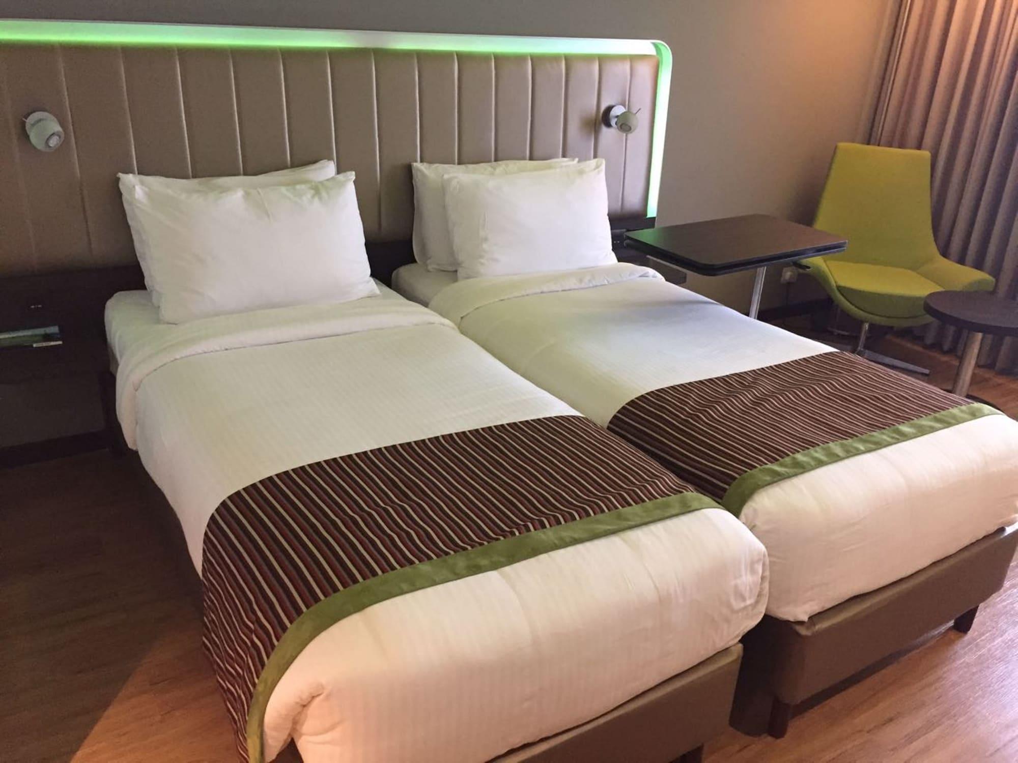 Park Inn By Radisson,South Delhi Neu-Delhi Exterior foto A room at the Holiday Inn Express in London