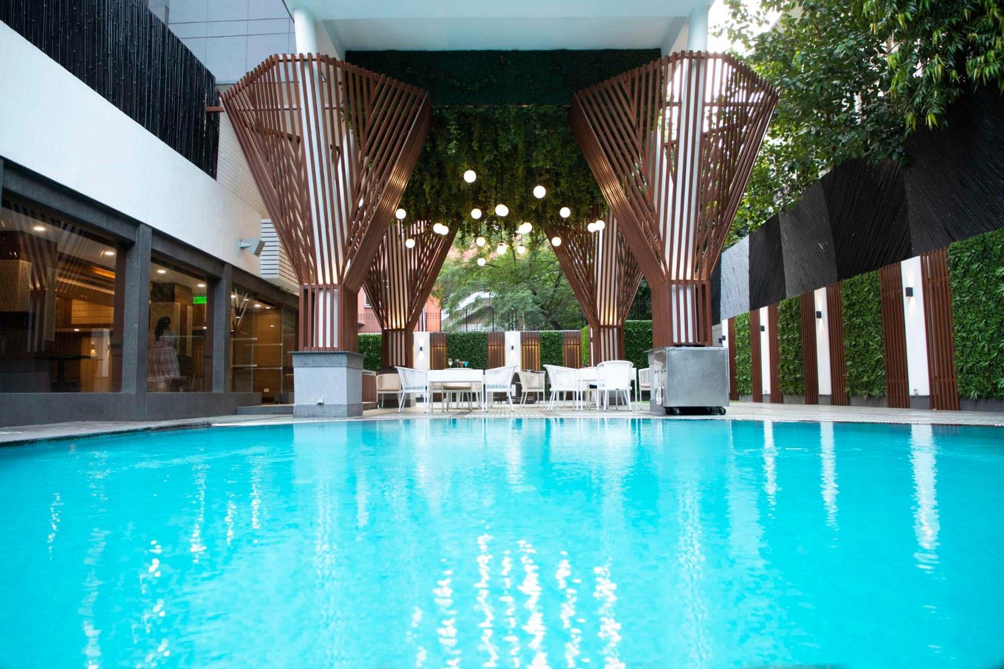 Park Inn By Radisson,South Delhi Neu-Delhi Exterior foto The swimming pool at the hotel
