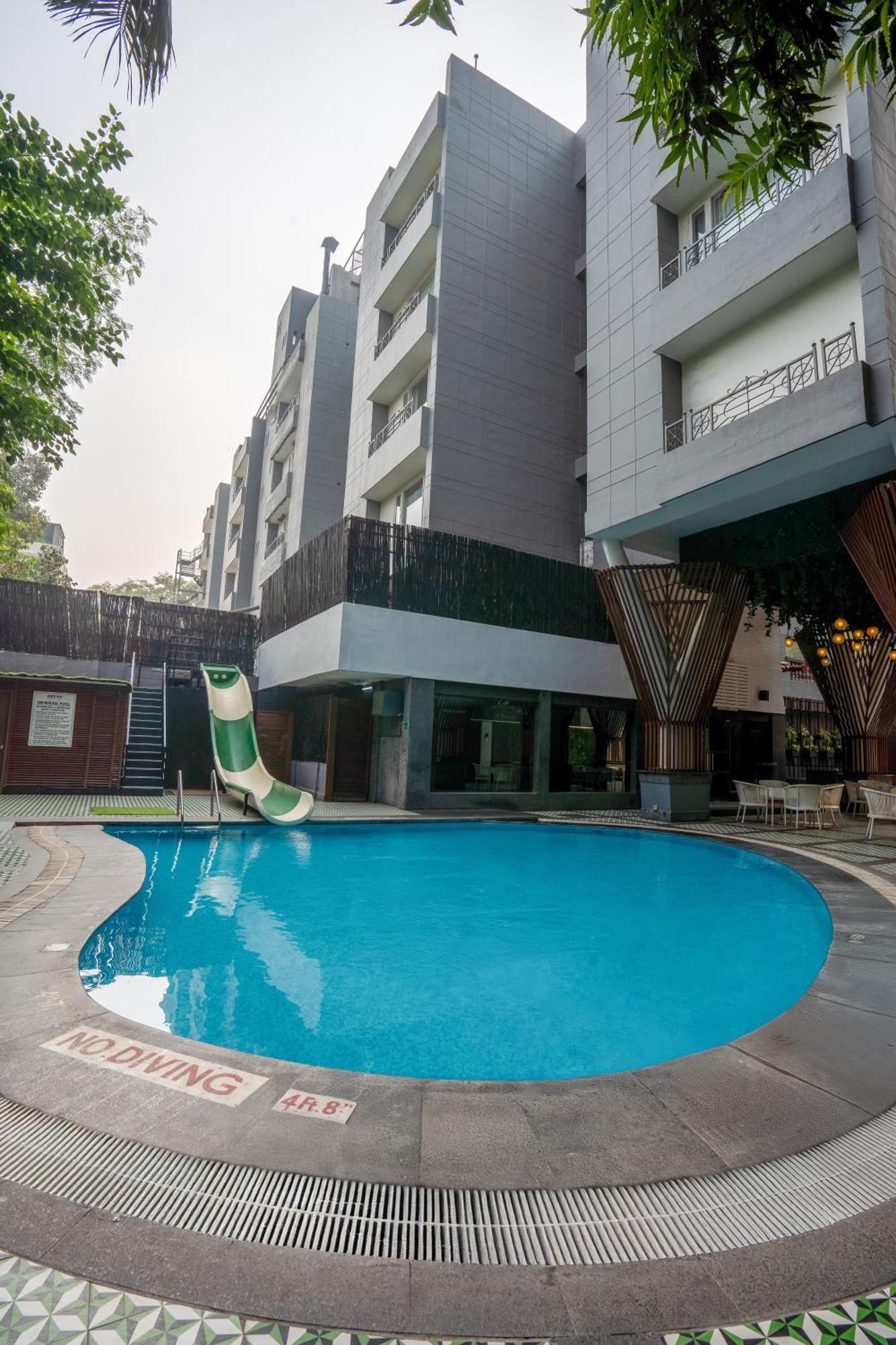 Park Inn By Radisson,South Delhi Neu-Delhi Exterior foto Swimming pool at the hotel
