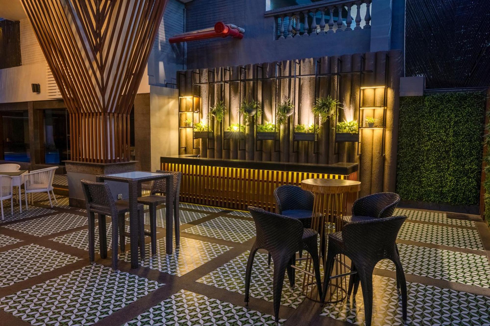 Park Inn By Radisson,South Delhi Neu-Delhi Exterior foto The bar at the hotel