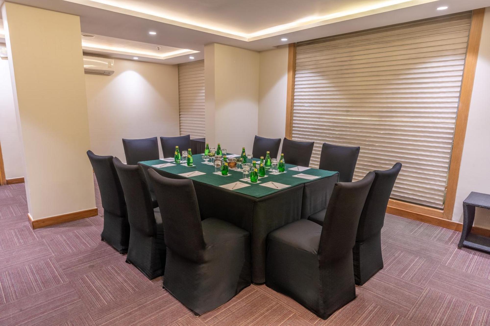 Park Inn By Radisson,South Delhi Neu-Delhi Exterior foto Meeting room