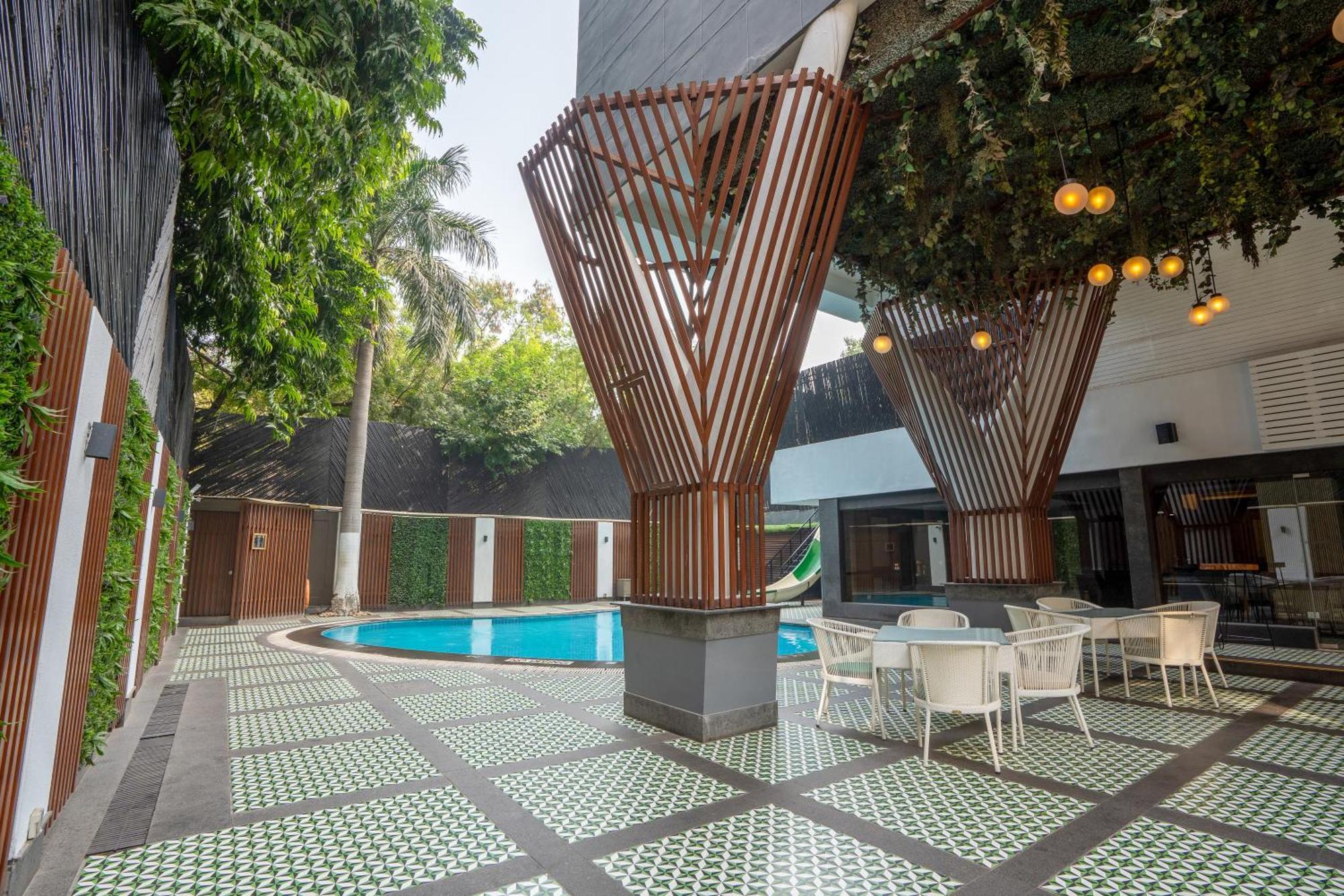 Park Inn By Radisson,South Delhi Neu-Delhi Exterior foto The swimming pool at the hotel