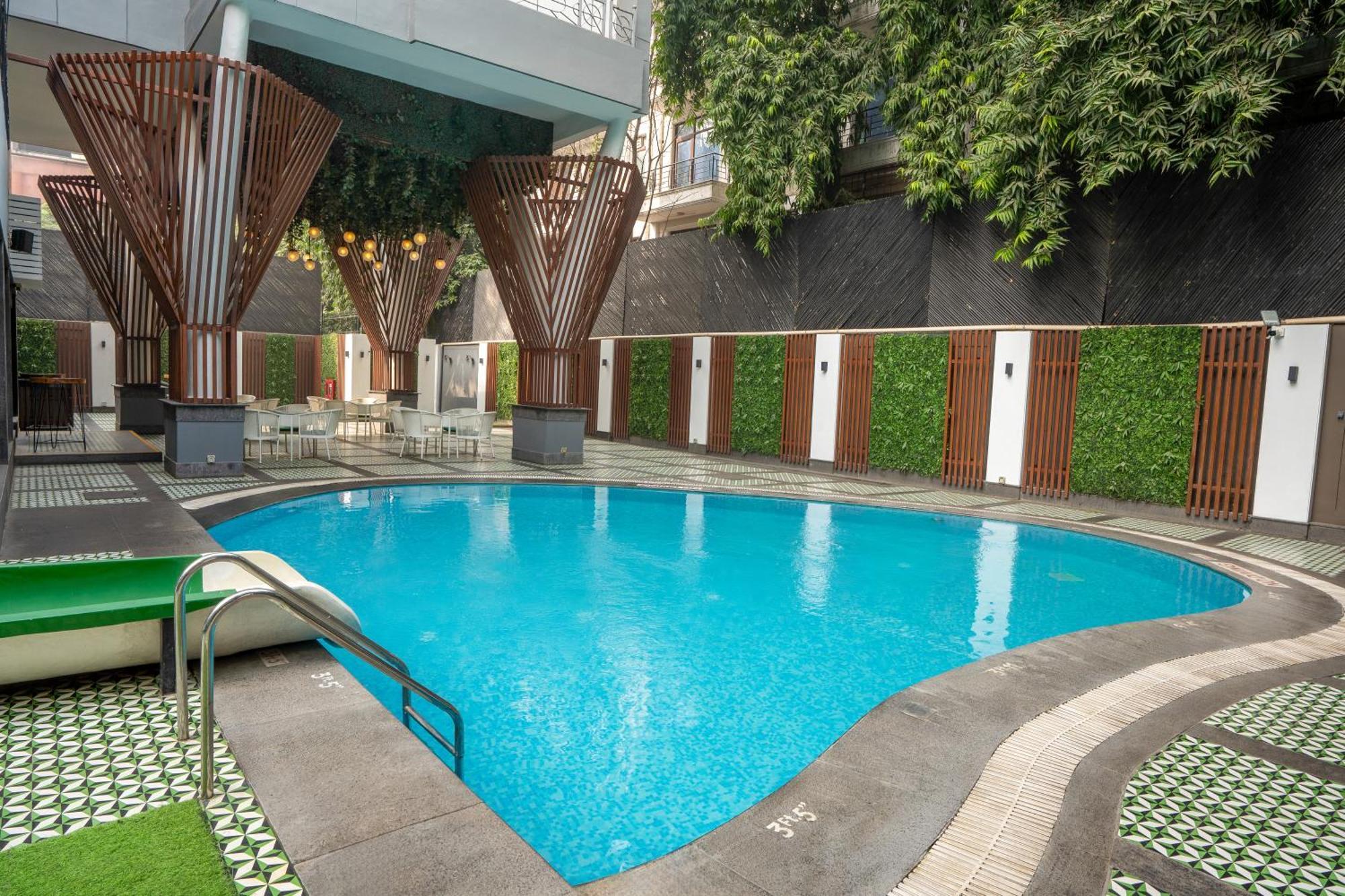 Park Inn By Radisson,South Delhi Neu-Delhi Exterior foto Swimming pool at the hotel