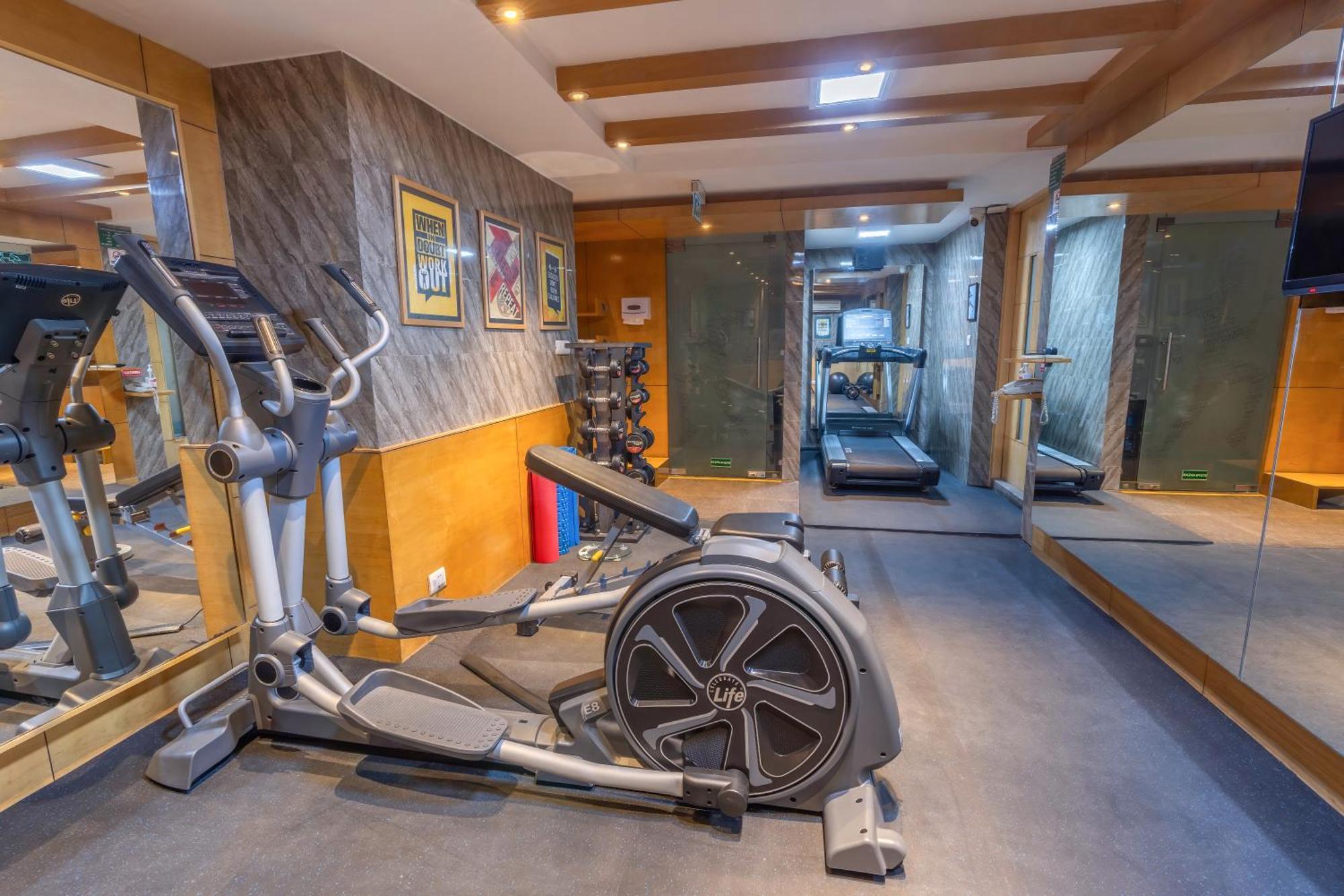 Park Inn By Radisson,South Delhi Neu-Delhi Exterior foto The gym at the hotel