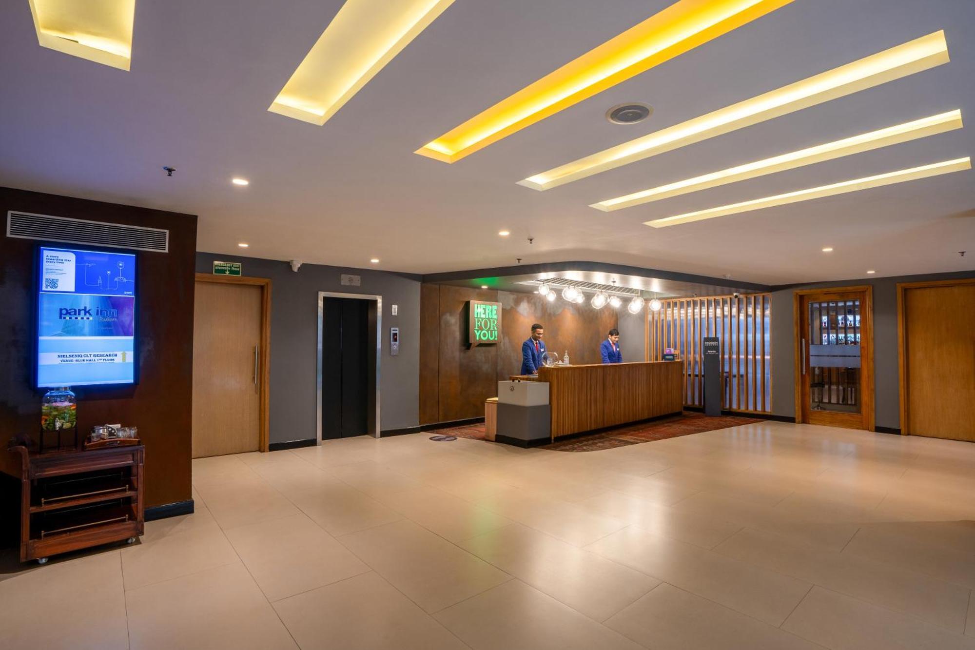 Park Inn By Radisson,South Delhi Neu-Delhi Exterior foto The lobby of the hotel