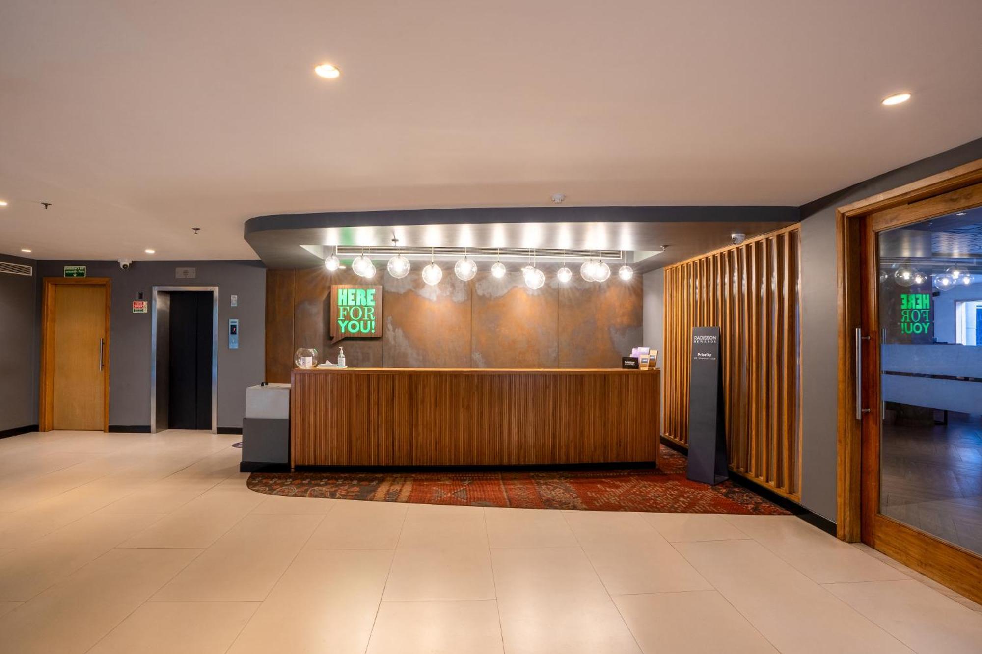 Park Inn By Radisson,South Delhi Neu-Delhi Exterior foto Reception at the Holiday Inn Express, London - Kensington