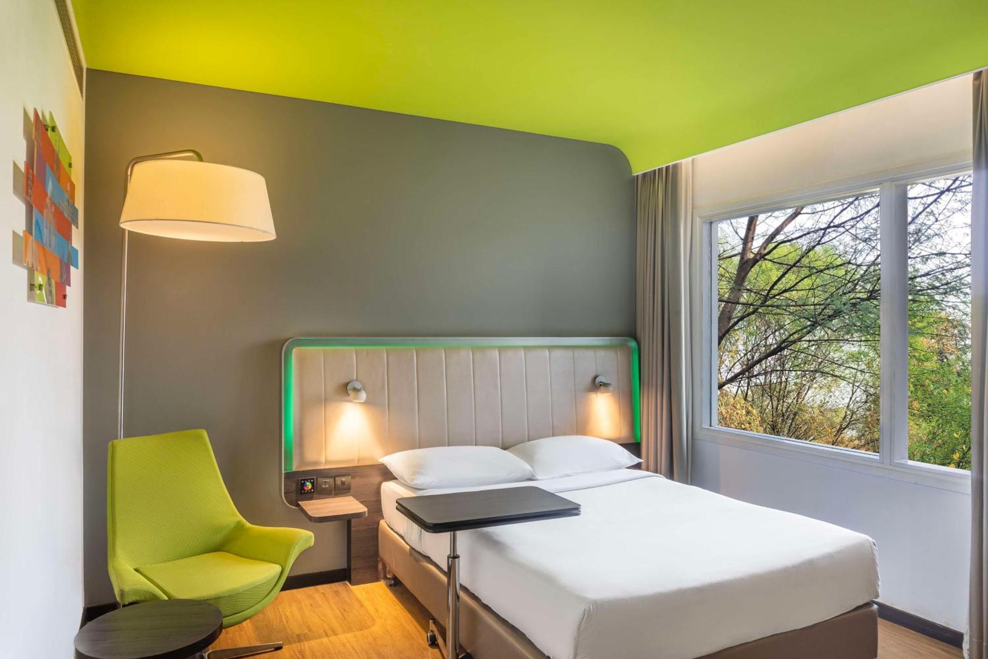 Park Inn By Radisson,South Delhi Neu-Delhi Exterior foto A room at the Ibis Styles in Paris, France